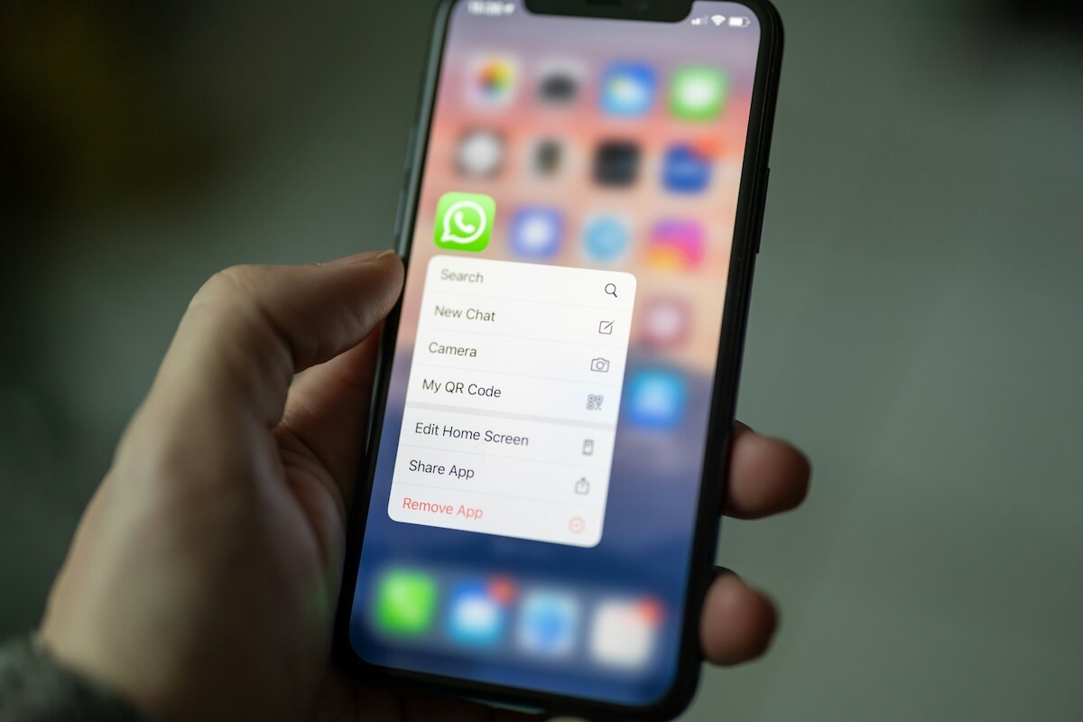 Whapp.chat - Acortador de Enlaces para Canales de WhatsApp Una imagen de un celular con el logo de Whatsapp